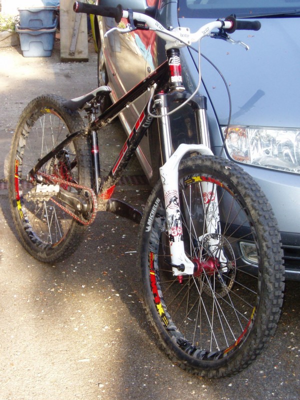 my old dmr exalt with hope mono ti6 brakes and floating 203 rotors 
anyone got any idear what colour to respray? im spraying frame and fork lowers