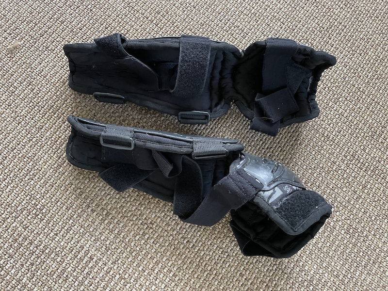 2017 RaceFace Youth Knee/Shin Pads, size Small/medium For Sale