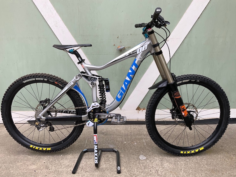 giant glory dh bike