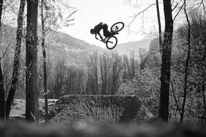Video: Smooth Style on the Dirt Jumper - Pinkbike.com
