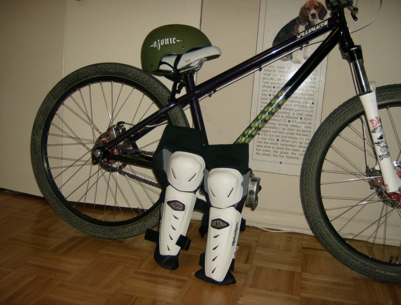 my new shinpads and helmet on my bike :D