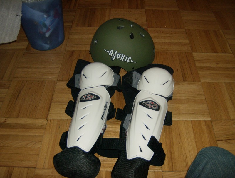 my new shinpads and helmet :D