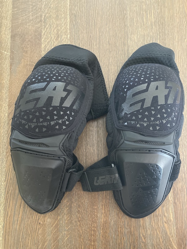 2021 Leatt 3DF Hybrid knee pads size L For Sale