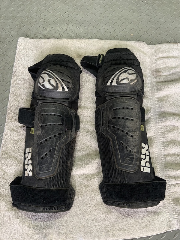 IXS cleaver kneeshin guard For Sale