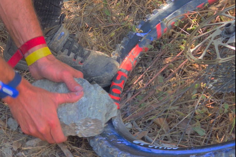 Video: Jack Moir's Trailside Wheel Repair from the Finale Ligure EWS - Pinkbike
