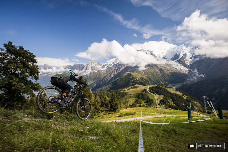 Stage 3 on Saturday gave us, the photographers, a bit of some breathtaking landscape to play with. Sorry, but it's just the Mont Blanc massif right in front of you!