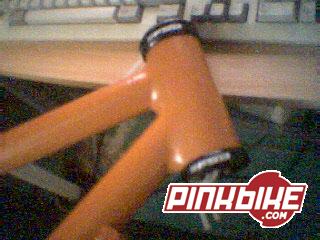 this is the headset that come with the frame its a FSA 1.5 to 1.1/8 reducer so you could put a standart fork 