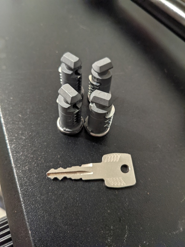 4 Thule lock cores with key For Sale