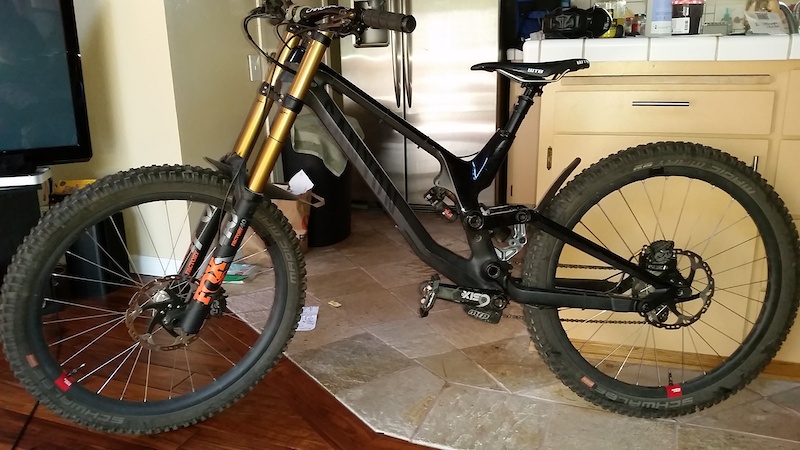 2020 Canyon Sender CF 9.0 DH race Bike 