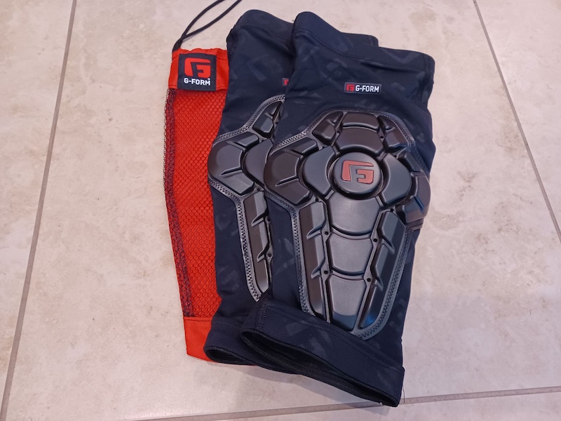 2021 GForm Knee Pads NEW (Small) For Sale