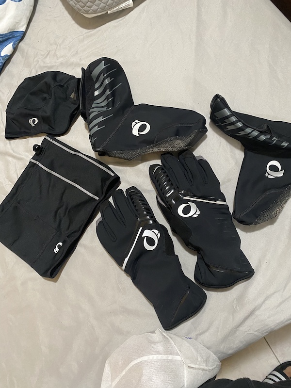 2020 Pearl Izumi gloves, neck gaiter, shoe covers, hat For Sale