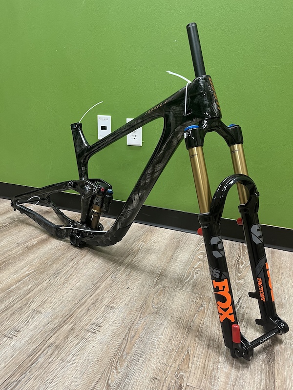 giant trance hanger