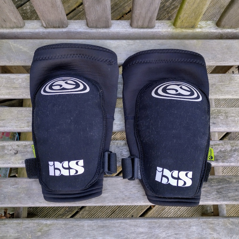IXS Flow Knee Pads Size Medium For Sale