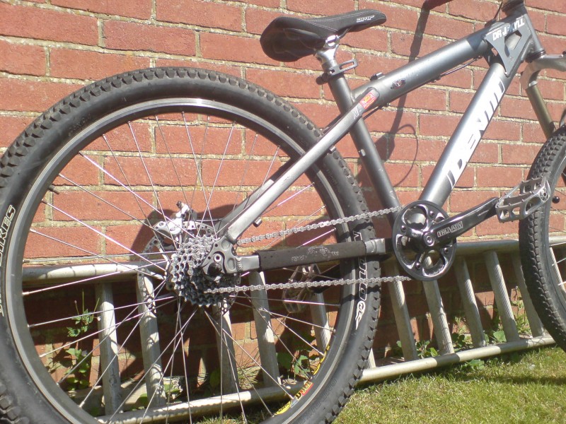the crude single speed i have rigged up. 
the chain is almost worryingly tight...