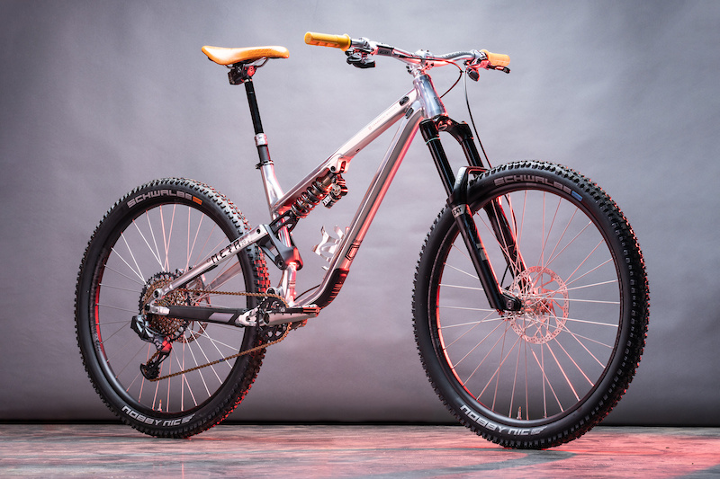 A Classy Chrome Commencal Meta TR 29 