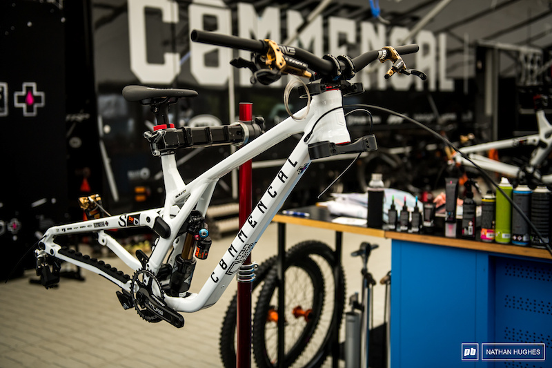 Myriam's bright white Commencal build coming together.