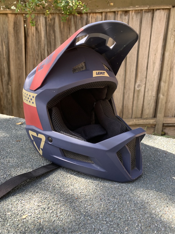 Leatt mtb 1.0 online dh helmet