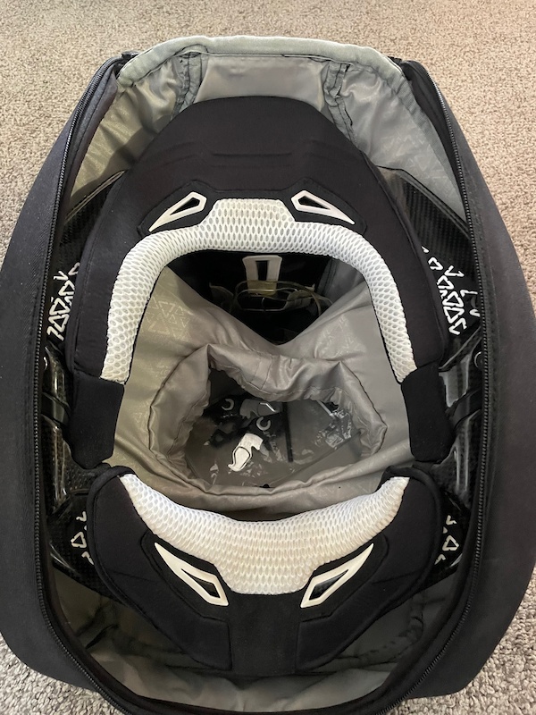 Leatt DBX Carbon pro lite M For Sale