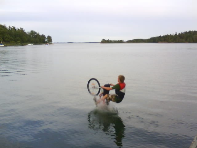 Jakob wheelar på vattnet