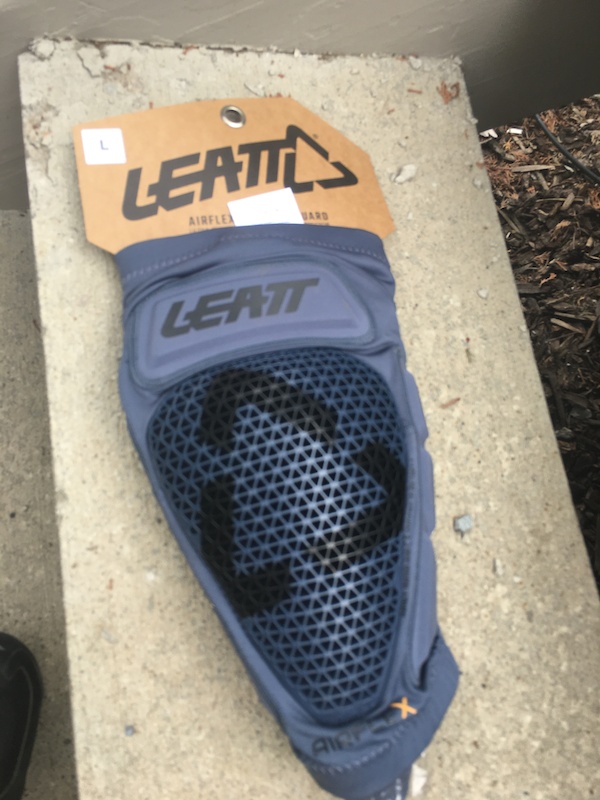 2021 Leatt Airflex Pro Knee Pads new with packaging - large For Sale
