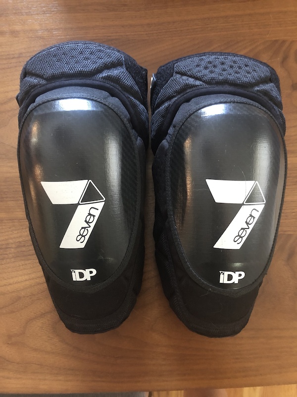 7iDP Control Knee Pads Black Small For Sale