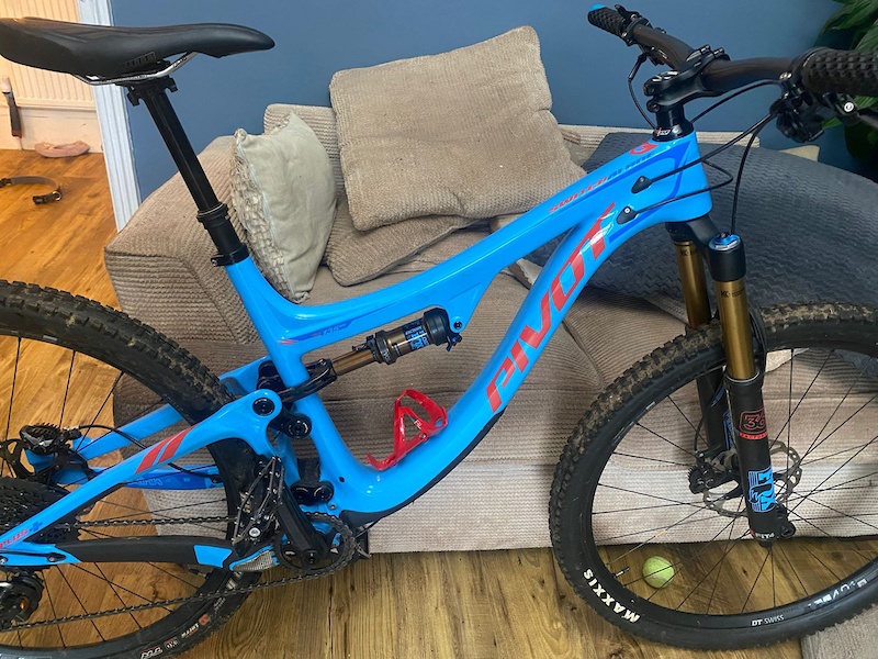 pivot switchblade blue