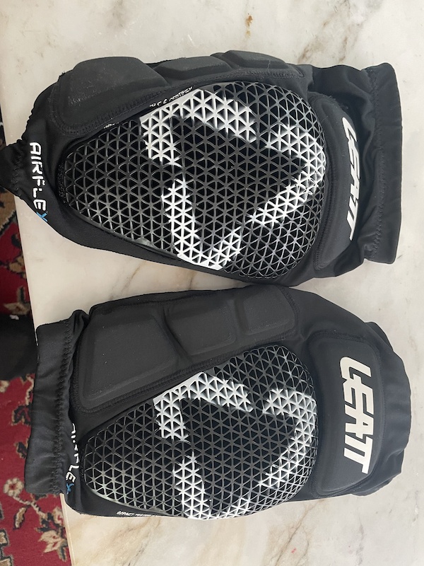 2021 Leatt airflex knee pads - M For Sale
