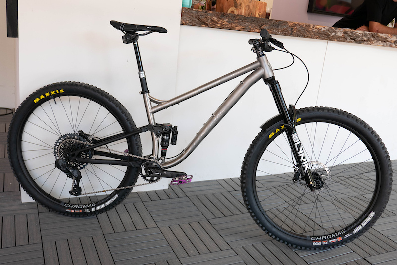 The fact that Chromag are working on a new line of full suspension bikes isn t exactly a secret but the appearance of this Darco Ti was a surprise.