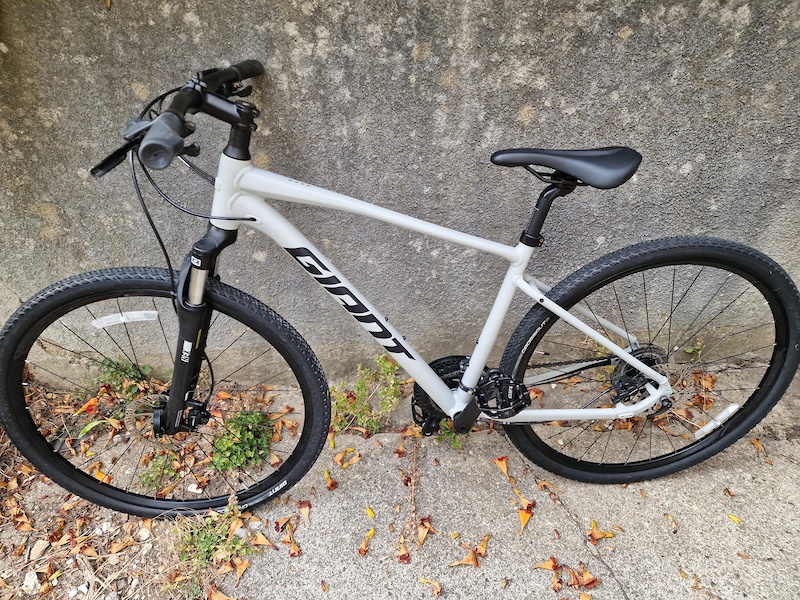 Giant roam 3 discount disc 2021 hybrid bike