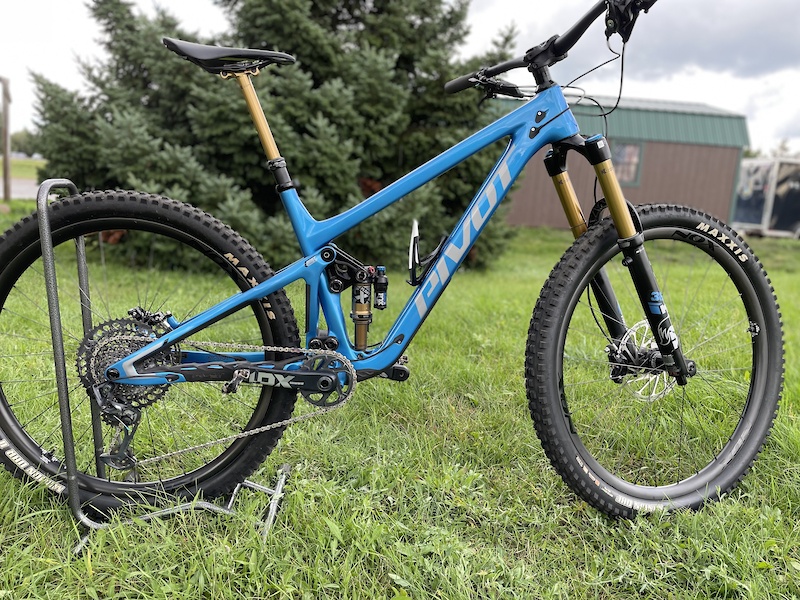 pivot switchblade blue
