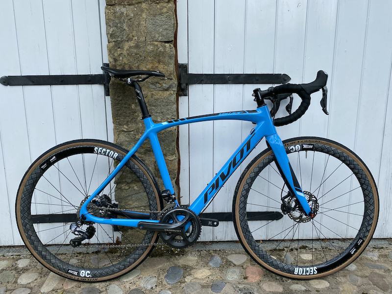 pivot vault gravel bike