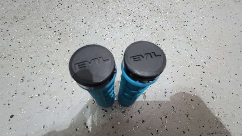 evil palmela handerson grips