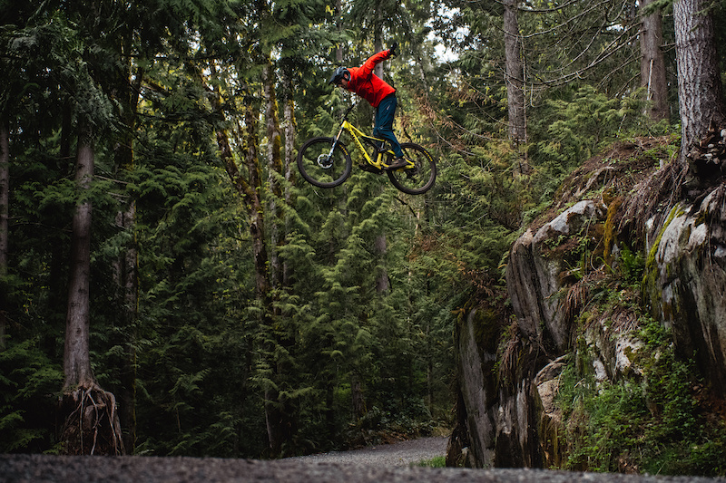 Video: A Rocky Tour De North Shore with Geoff Gulevich - Pinkbike