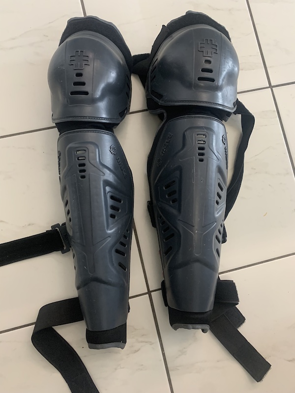 Mace body armour knee pads for sale