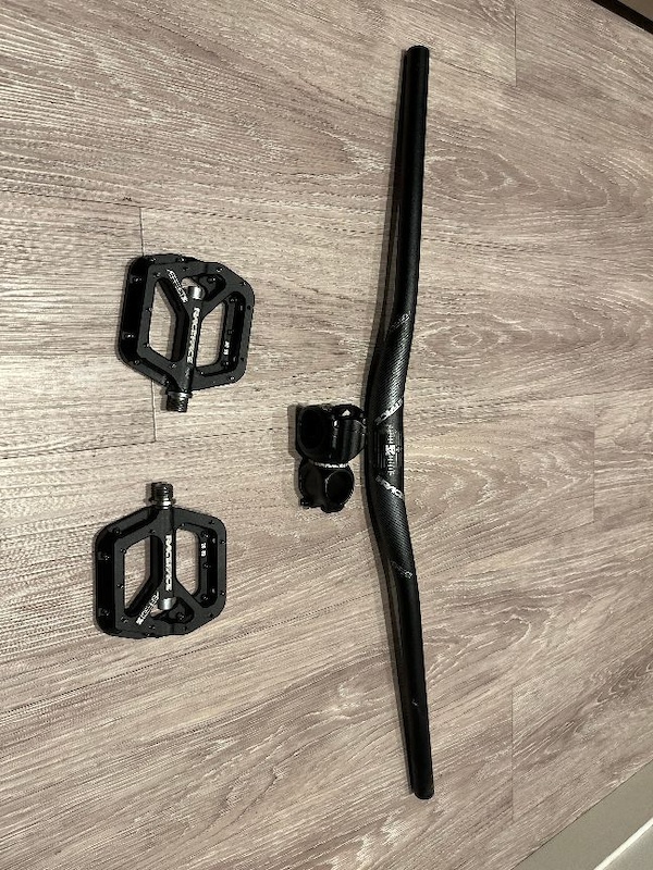 2021 Race Face Aeffect Handlebar w/ Stem and Pedals For Sale