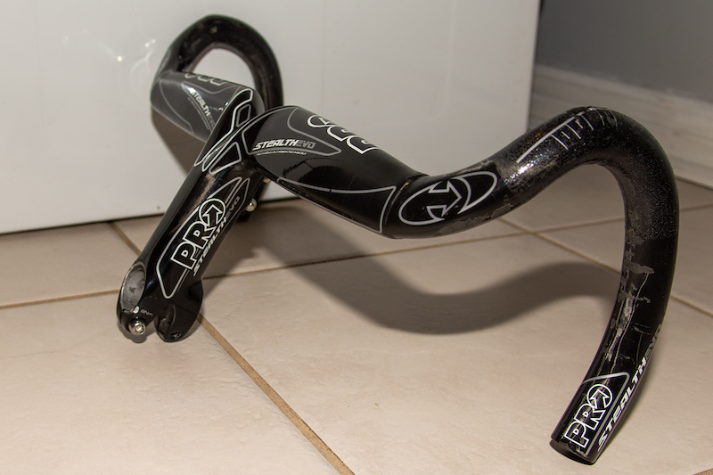 Stealth EVO integrated carbon handlebar - 42 cm wide For Sale