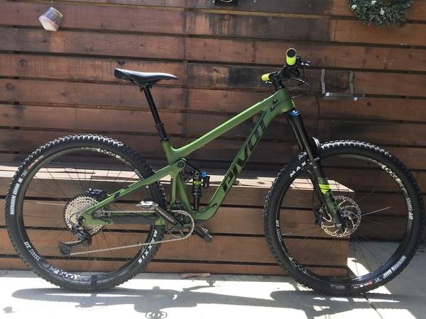 Pivot 2025 switchblade green