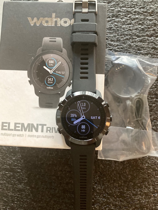 wahoo elemnt rival gps watch