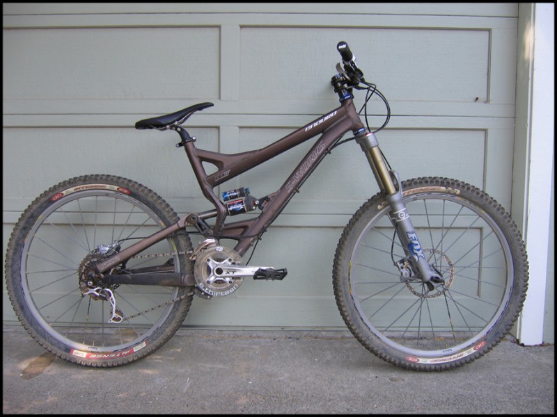 Slightly updated version of my 2007 S-Works Enduro. New Easton Flatboy pedals, Avid Juicy 5 brakes. DH-length seatpost installed at the moment.