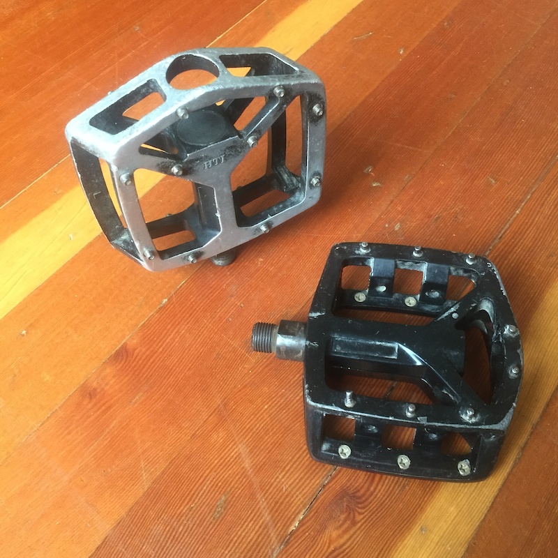 Mismatched alloy flat pedals (595) For Sale