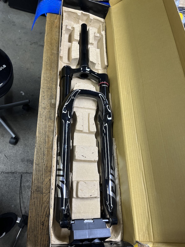 Fourche Rockshox Pike Ultimate Charger 2.1 RC2 29" 130mm, Argent, Neuve Sous Blister