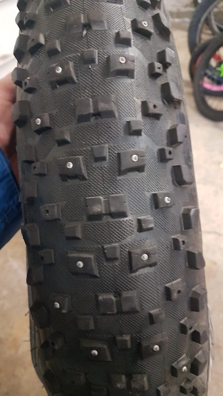 Pneus VeeTire Snow Avalanche 26x4.0/4.8 Pour Fat Bike - Étudiables (sans Goujons)