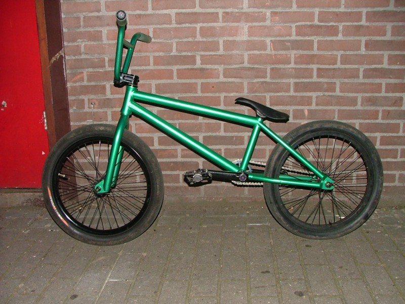Federal T-nez frame, kink internal headset, TI spindle, Animal balboa sprocket and other pedals. Painted green, you like it?