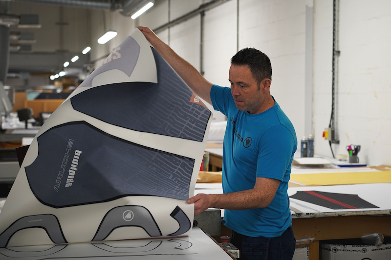 Recorrido por la fábrica: creación de ropa de MTB personalizada dentro de la sede escocesa de Endura