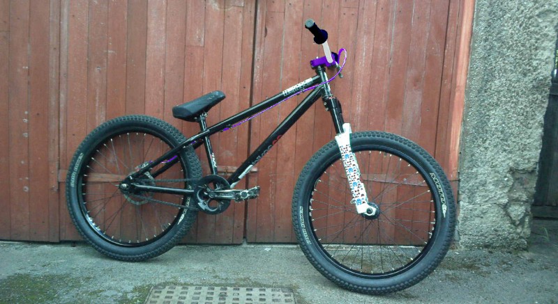 What I want my bike to look like, maybe without the space invaders xD, anyone know of a good purple stem? comments? thanks