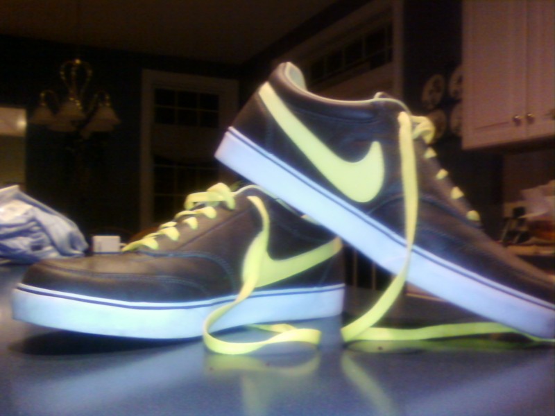 my new kicks!

nike sb's so comfy =-)

they are brown leather with yellow laces and swoosh