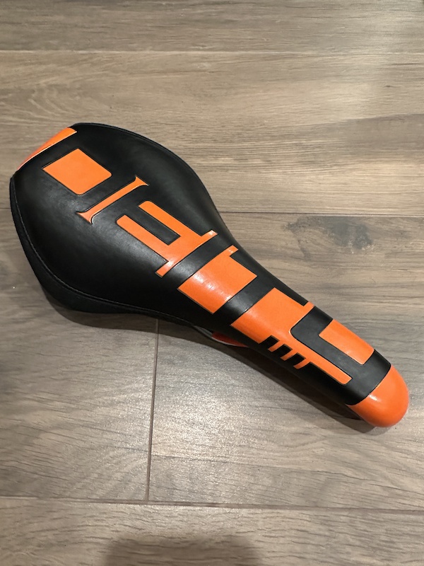 deity speedtrap saddle orange