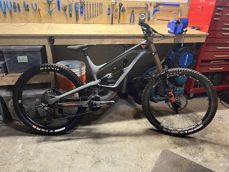 2018 XL YT Capra with NEW Fox 40 For Sale