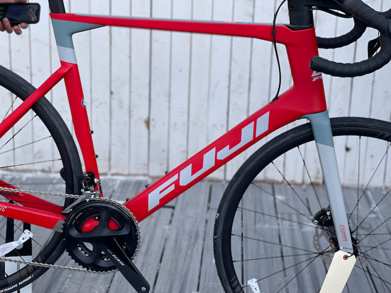 Fuji transonic 2.5 online disc road bike 2021