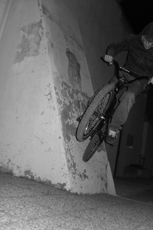 manual on a wall ride